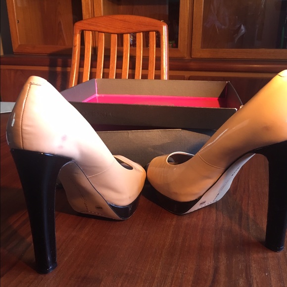 Vince Camuto Nude/Black Patent Peep Toe Pumps 8.5 - Picture 5 of 6