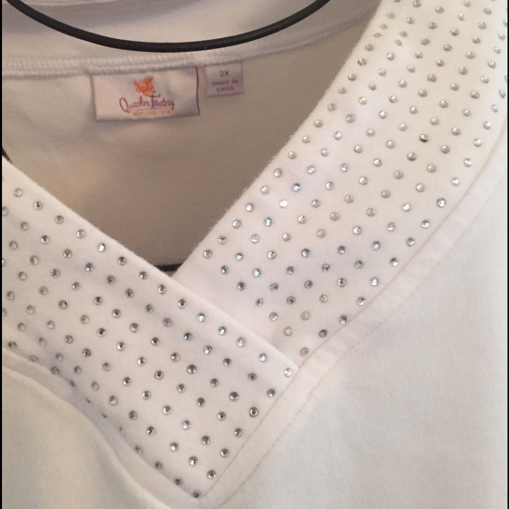 Quacker Factory white Rhinestone V-neck