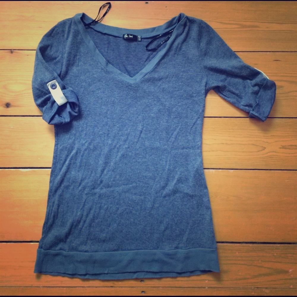 Chicabooti - Soft blue top w/ button sleeve