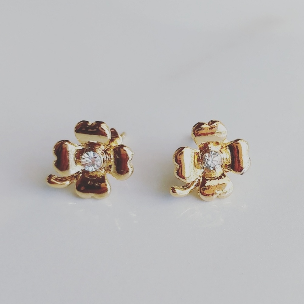 Dainty gold jewelry stud earrings - Picture 1 of 1