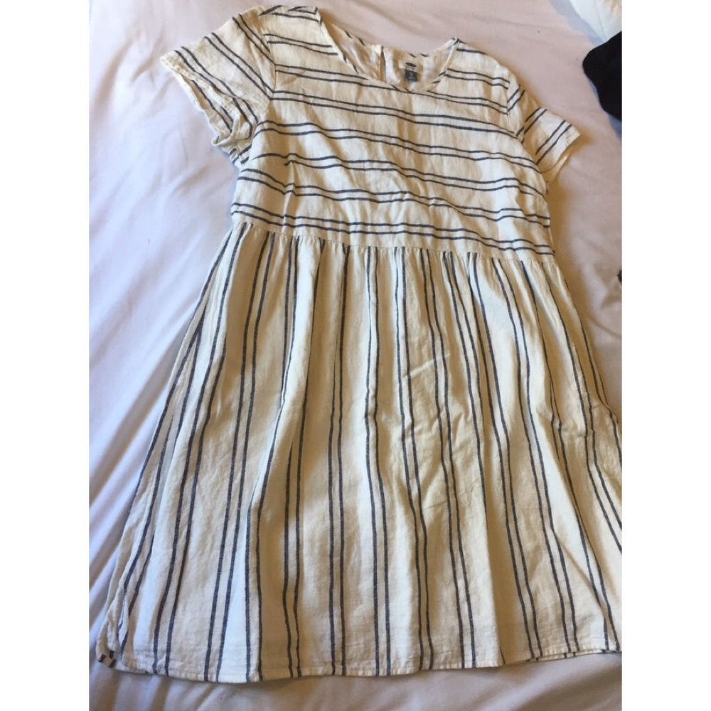 Super cute dress with beautiful waist and shape!