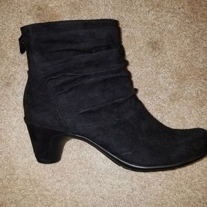 BRAND NEW, NEVER WORN Earthies Black ankle boots