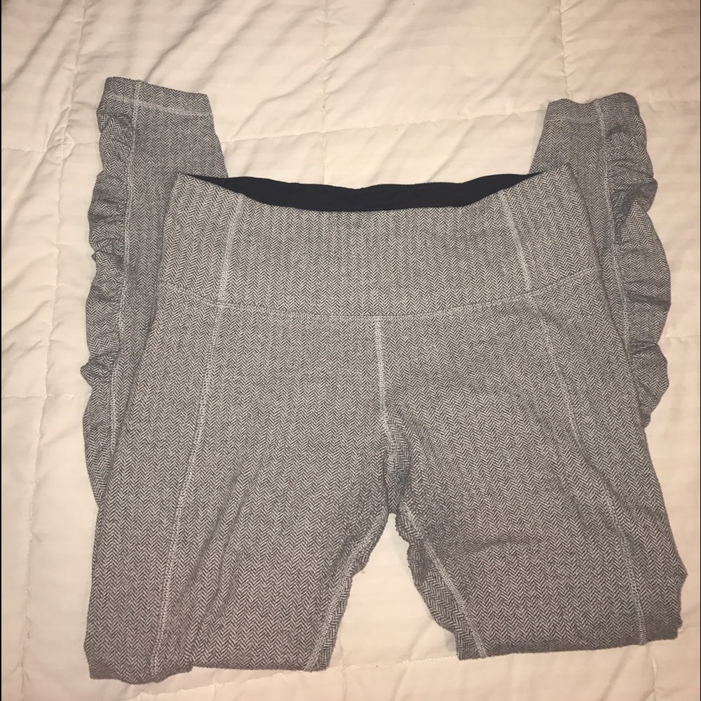 Lululemon Size 8 - Chevron Print Leggings