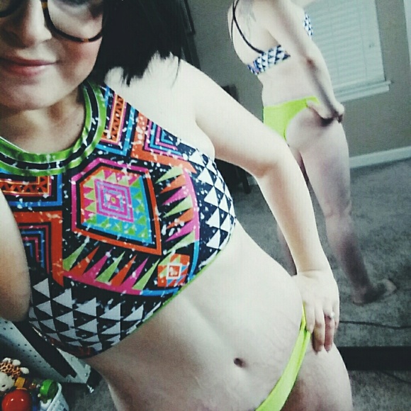 Bold color bikini - Picture 4 of 4
