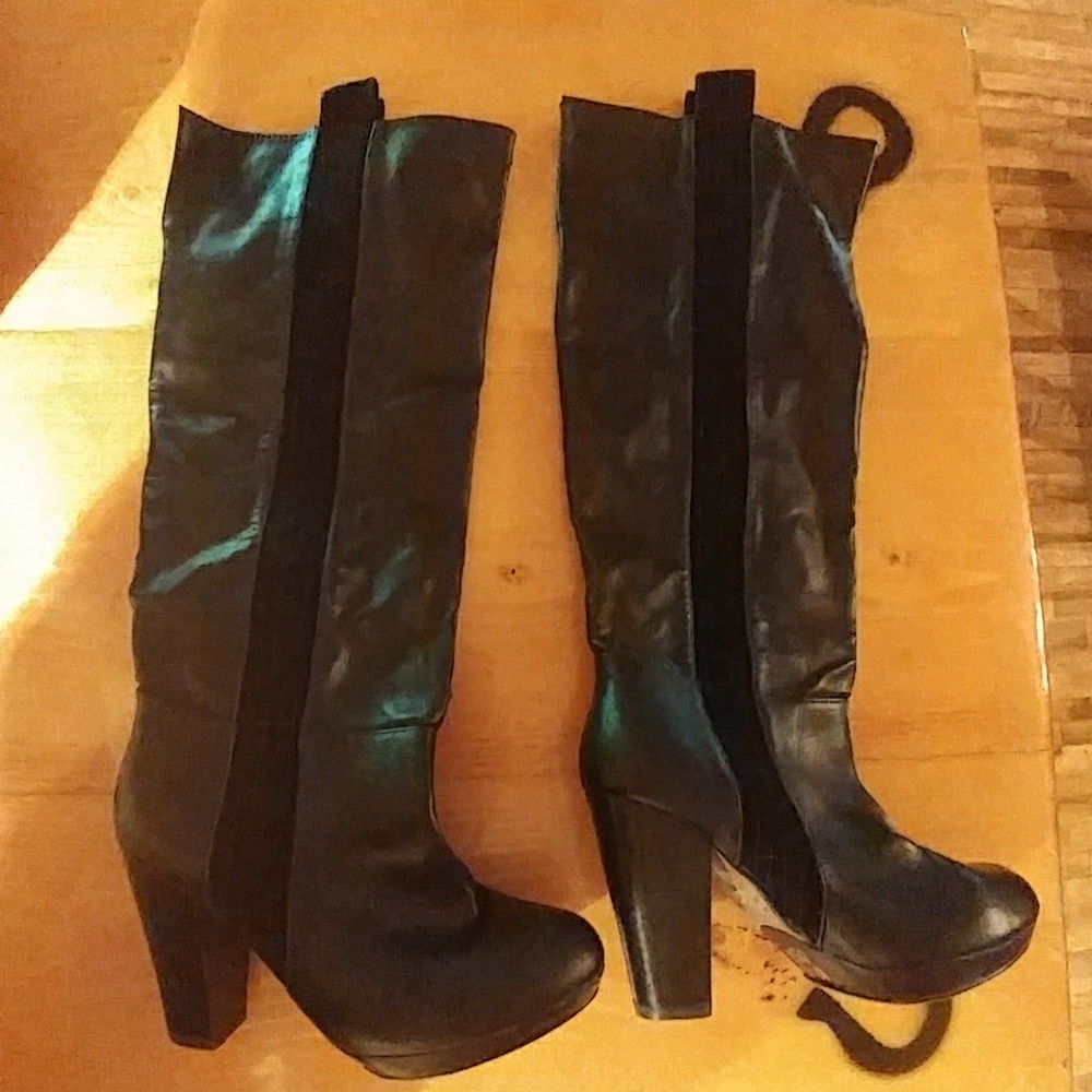 NWOT Very Volatile Boots