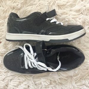 👟😍👌🏼💕✨ Black patent leather snickers.