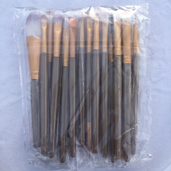 NWT Makeup Brushes - Picture 2 of 3
