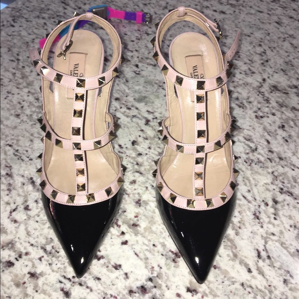 💰💰SOLD💰💰 Valentinos Rockstud Caged Pump