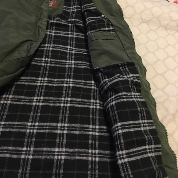 Army green vest - Picture 3 of 6