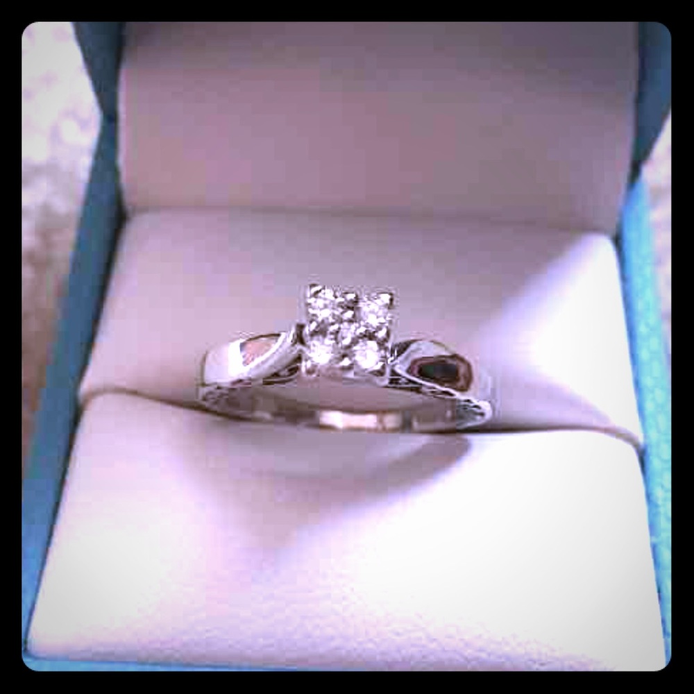 10k Whitel Gold Diamond Ring