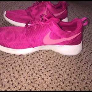 Size 8 nike roshe