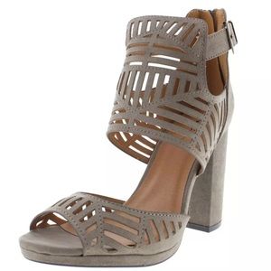 Qupid Ellie block heel faux suede sandals 6 NWB
