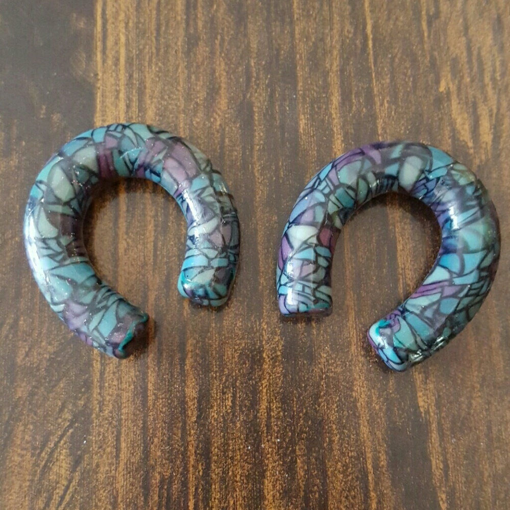 1/2 inch stained glass clay horseshoe plugs