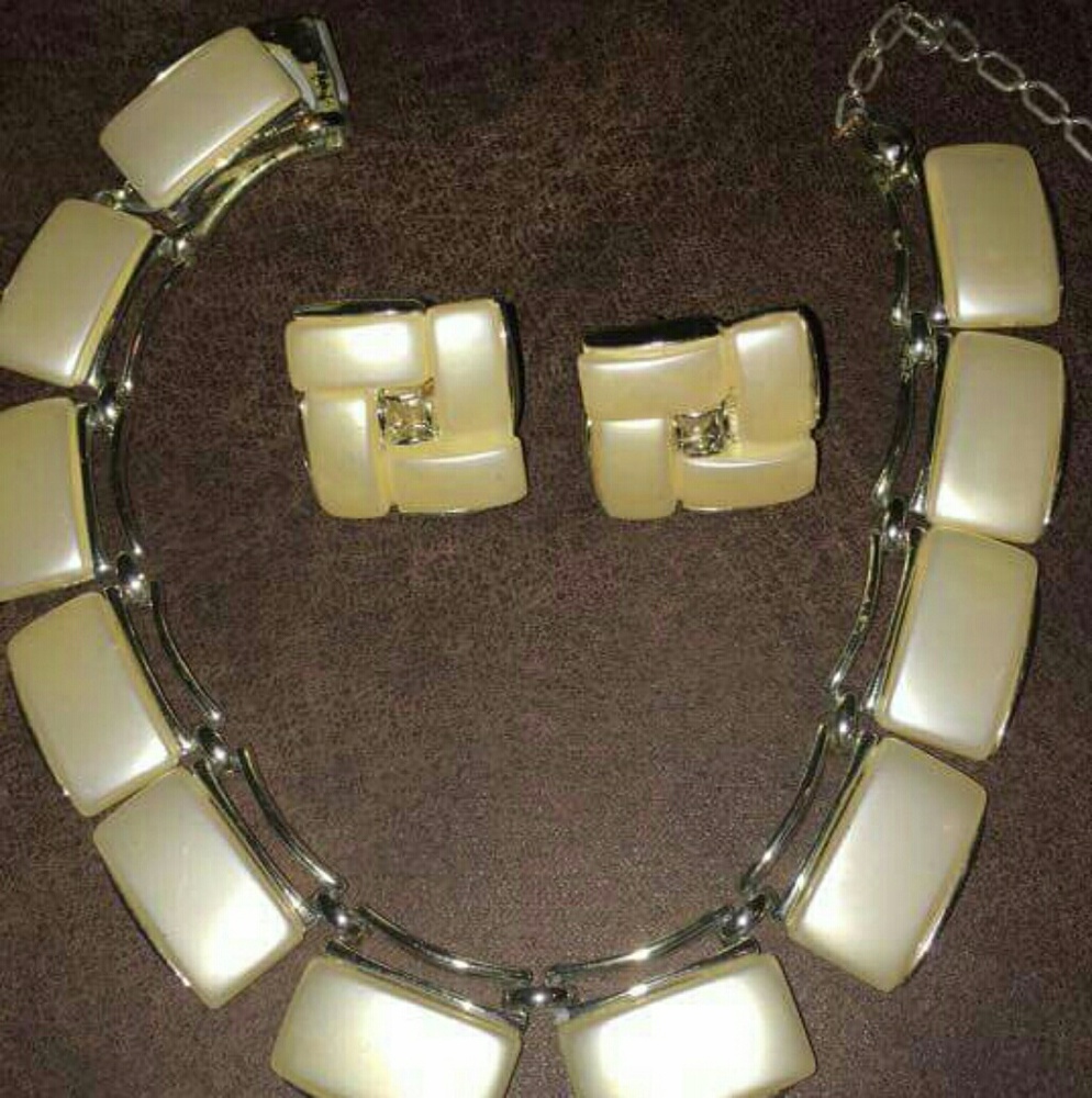 Necklace and earring set