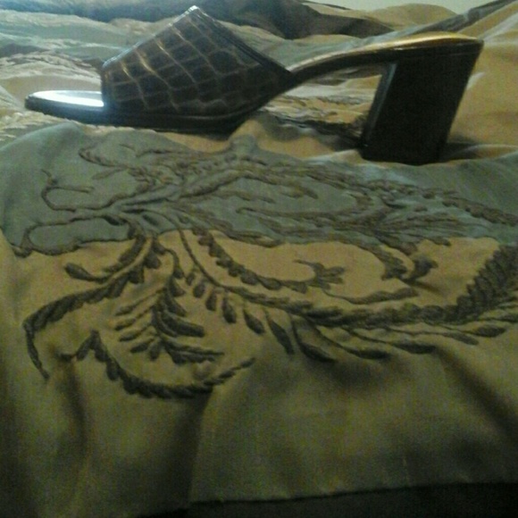 Shoes - Picture 3 of 4