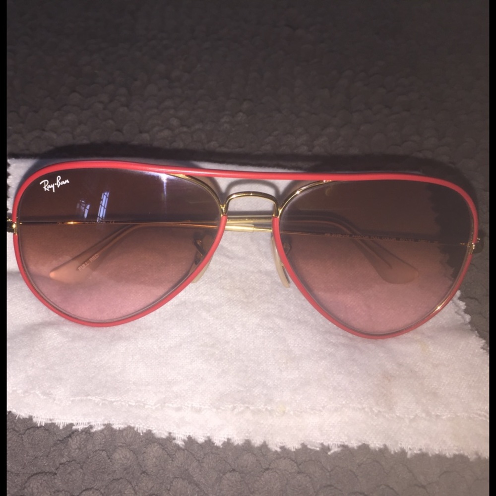 Red aviator Ray Bans!! 🕶