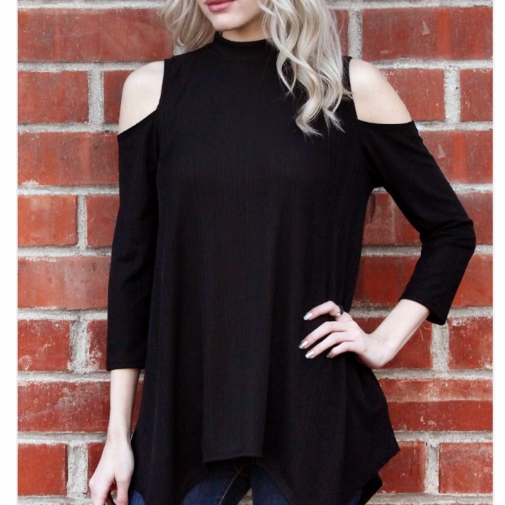 ☀️SALE☀️ Cold shoulder trapeze top!!