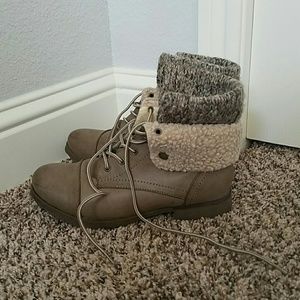 TAN BOOTS