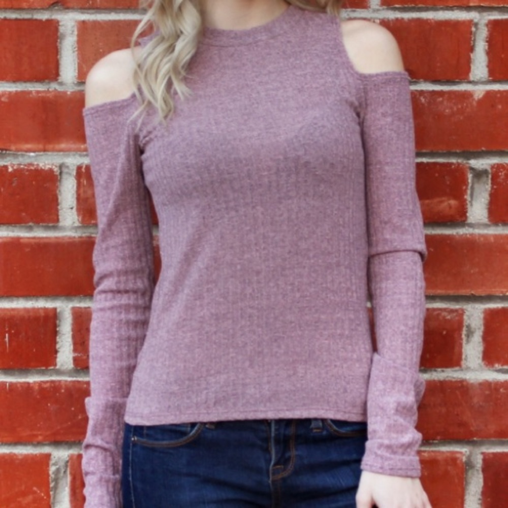 ☀️SALE☀️ Ribbed cold shoulder top 😘