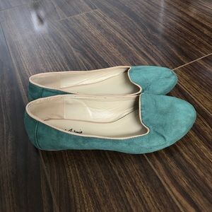 Michael Antonio Turquoise Flats Size 8