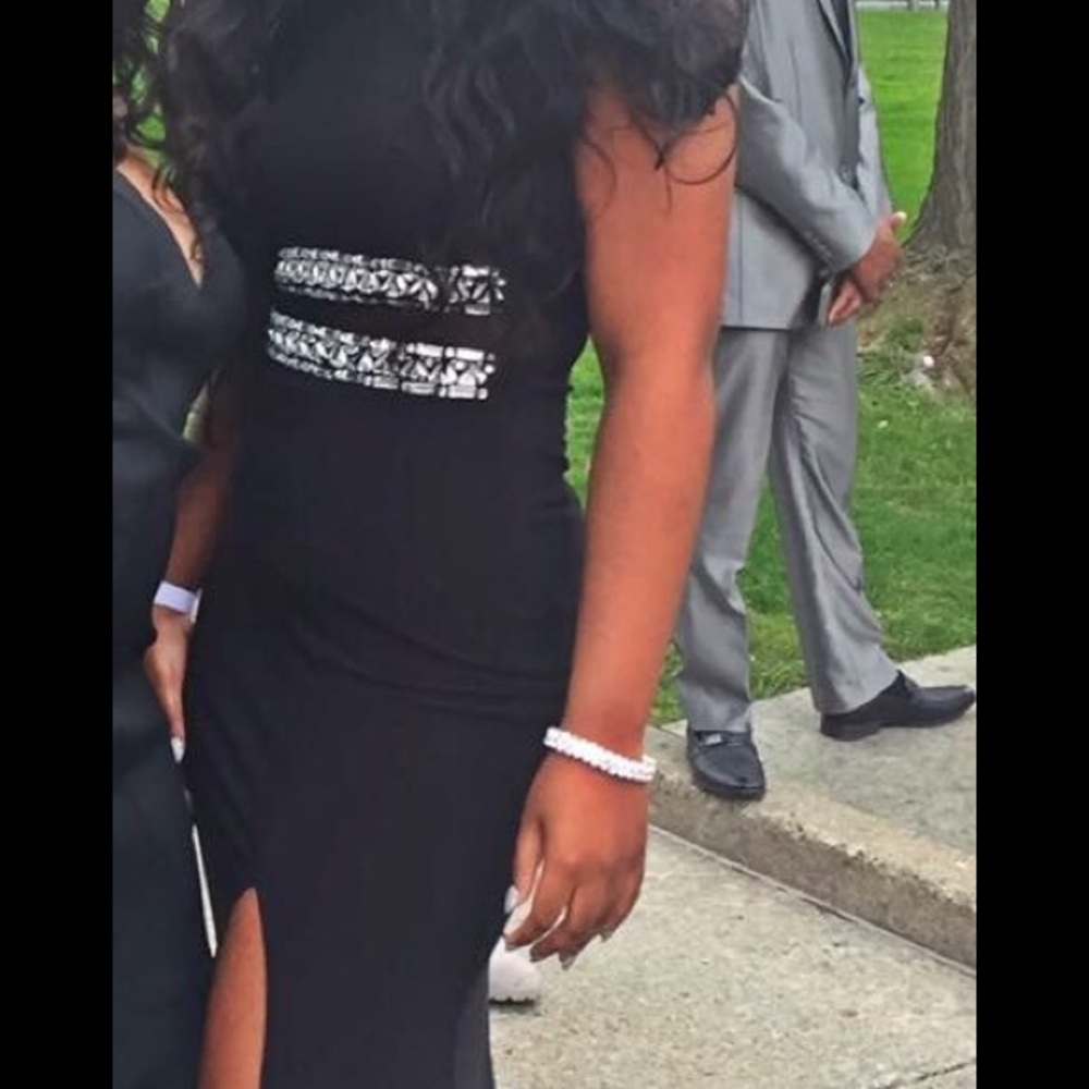Selling my black prom dress too !