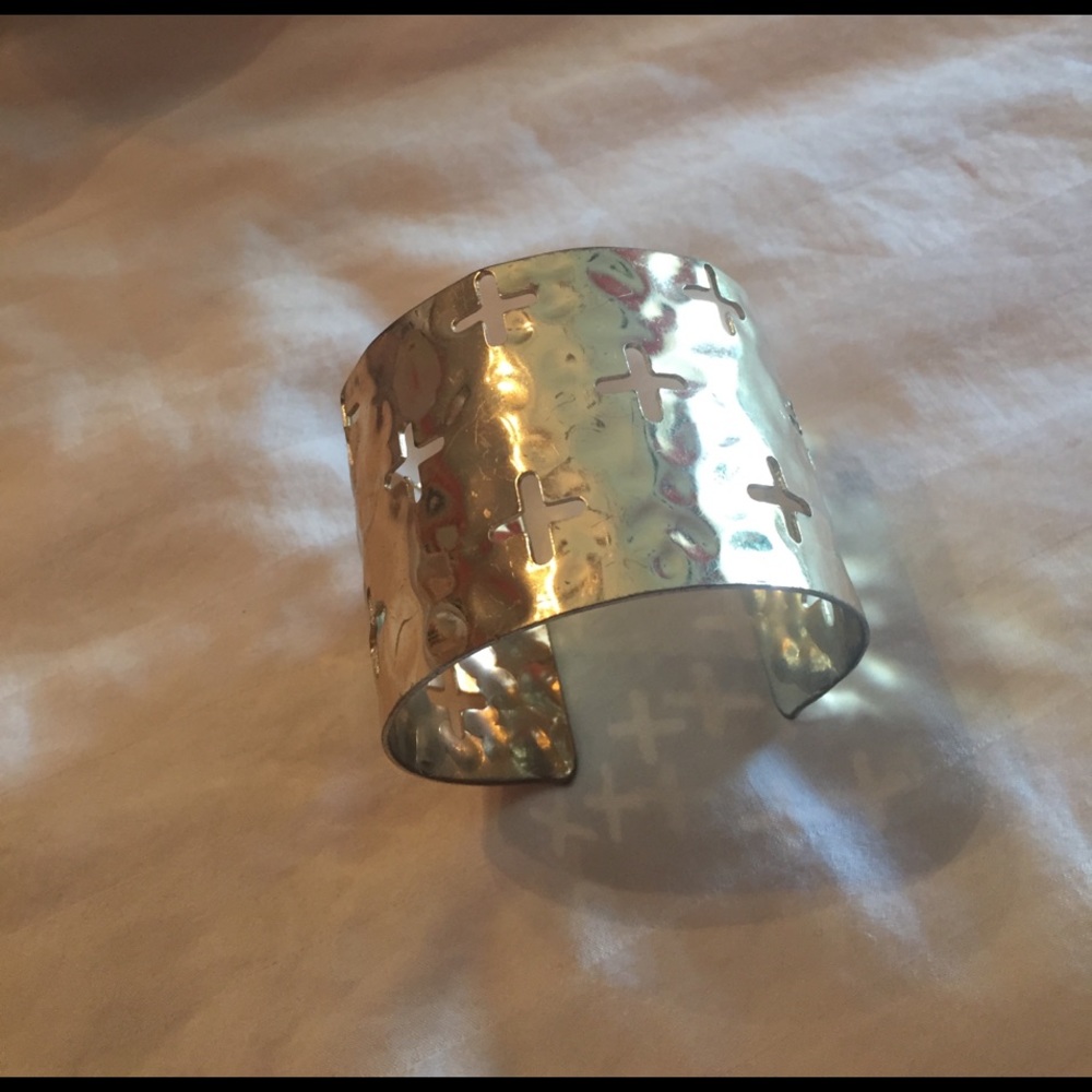 Gold thick braclet with crosses cut out