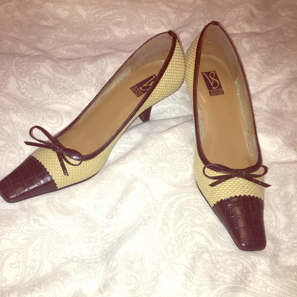 Pointed-toed tweed heels