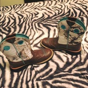 ARIAT cow girl boots.