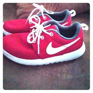 Red nike boys roshes size 13c
