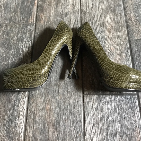 Shoe Dazzle Shoes - Green snake print 👠ShoeDazzle 8.5