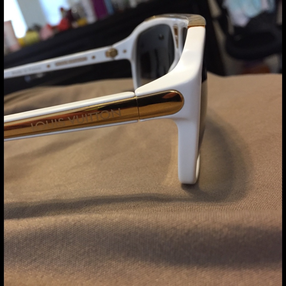 Louis Vuitton white sun glasses - Picture 2 of 3