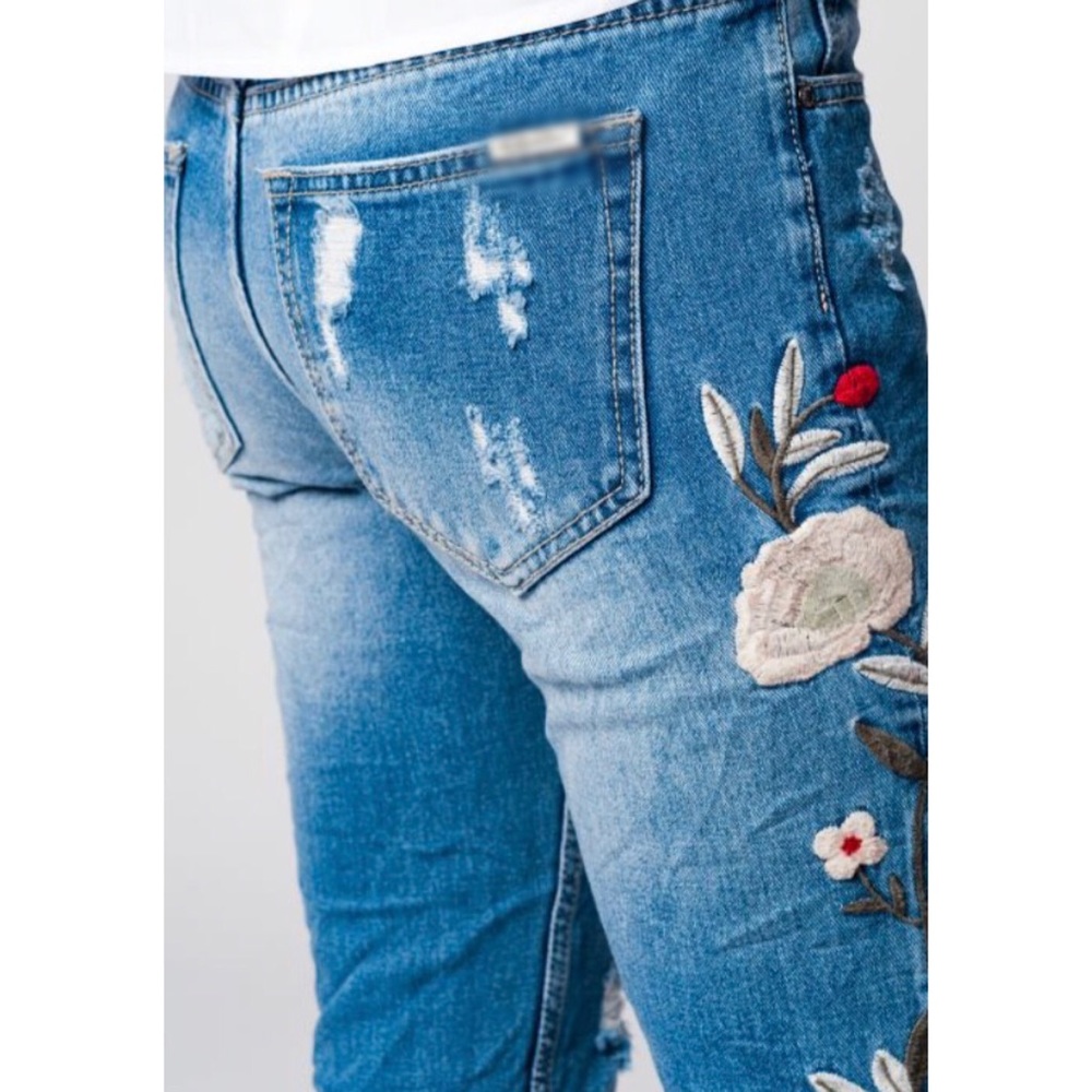 LAST PAIR!  🌸DistressedEmbroidered Jeans - Picture 3 of 8