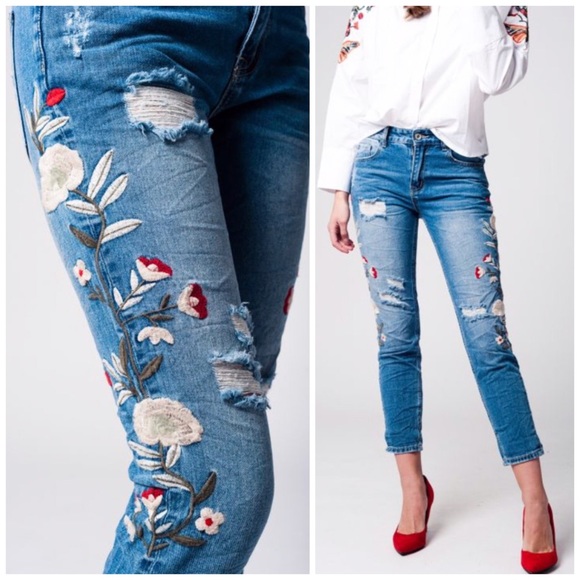 LAST PAIR!  🌸DistressedEmbroidered Jeans - Picture 2 of 8