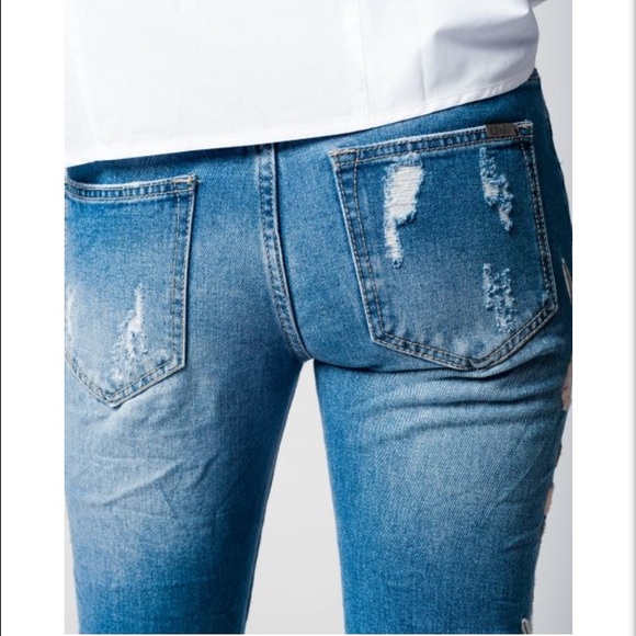 LAST PAIR!  🌸DistressedEmbroidered Jeans - Picture 5 of 8