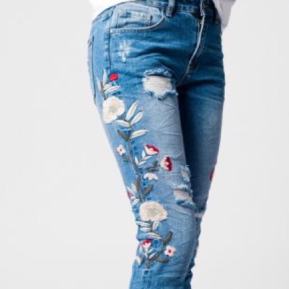 LAST PAIR!  🌸DistressedEmbroidered Jeans - Picture 6 of 8