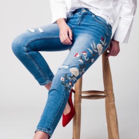 LAST PAIR!  🌸DistressedEmbroidered Jeans - Picture 7 of 8