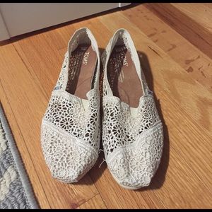 Crochet TOMS in cream. Size women's 6