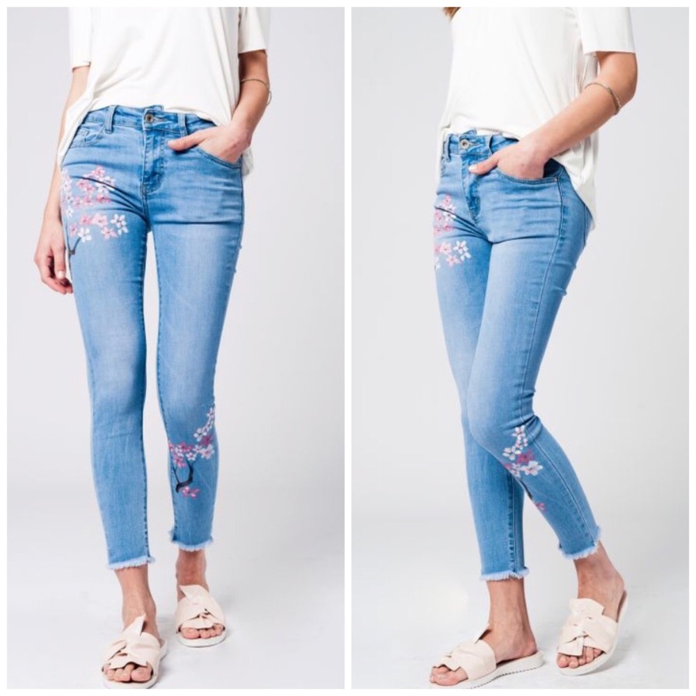🌸🆕Painted Stretch Skinny Jeans - Picture 2 of 7