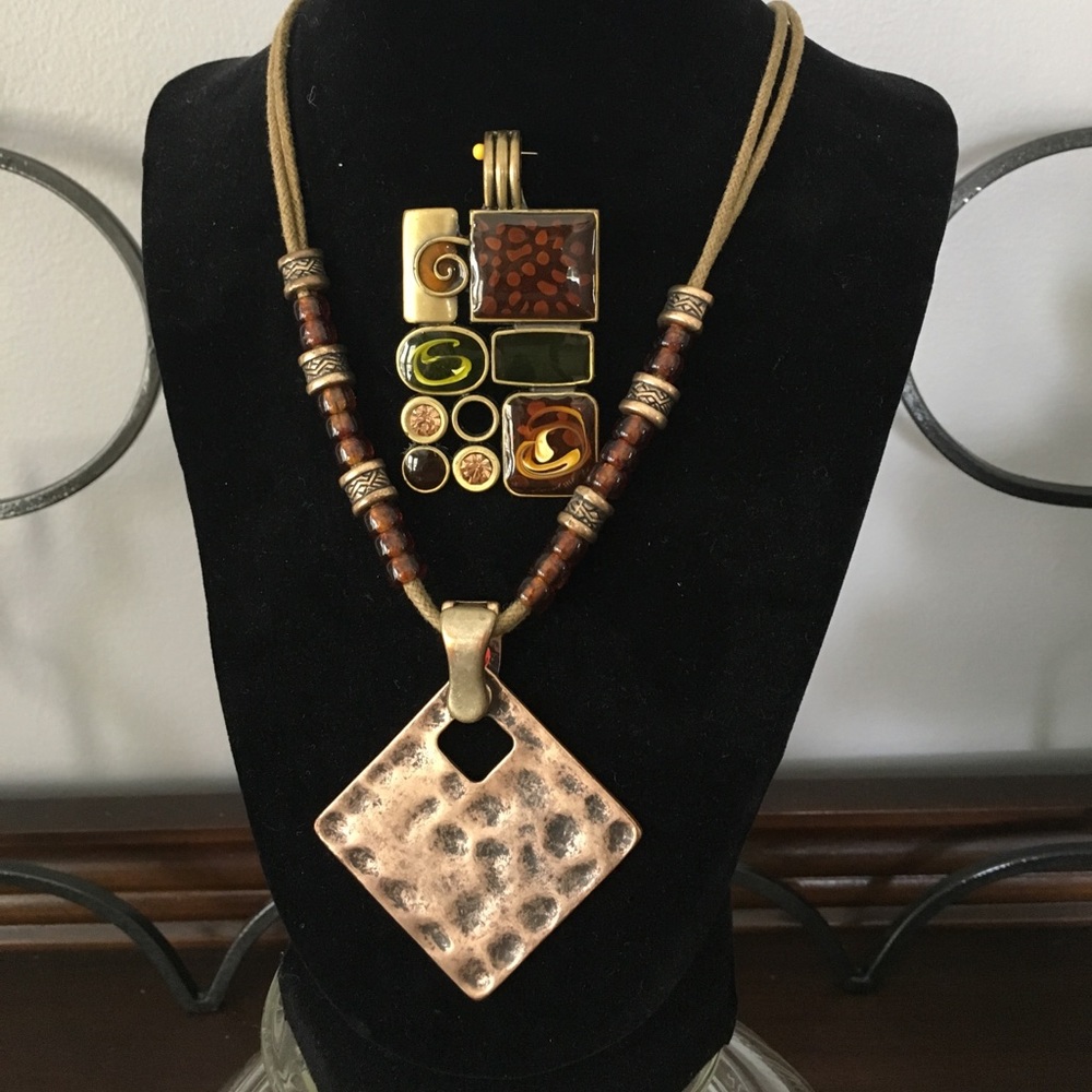 Necklace with interchangeable pendants