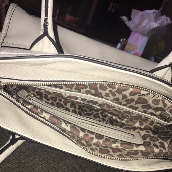 GUESS purse - Picture 3 of 3