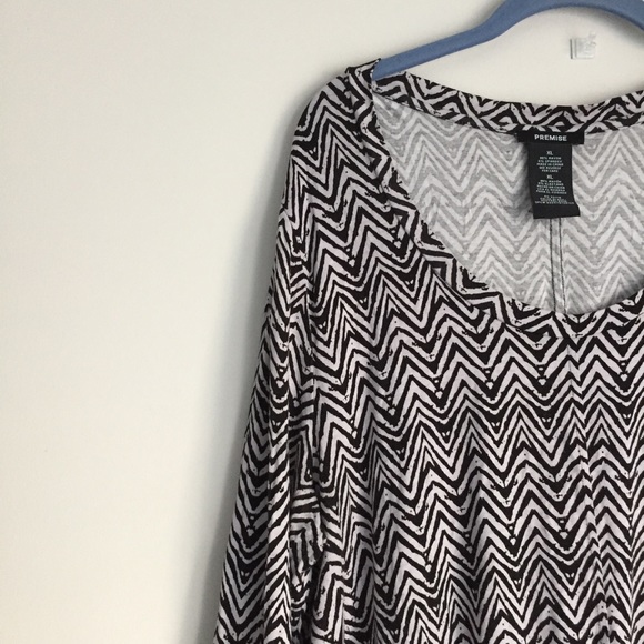 Tops - 🌸BRAND NEW w/o tags Flowy B&W Chevron Top • XL