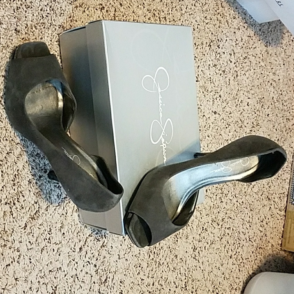 Jessica Simpson pumps