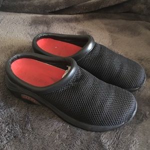 Womens Merrel clogs