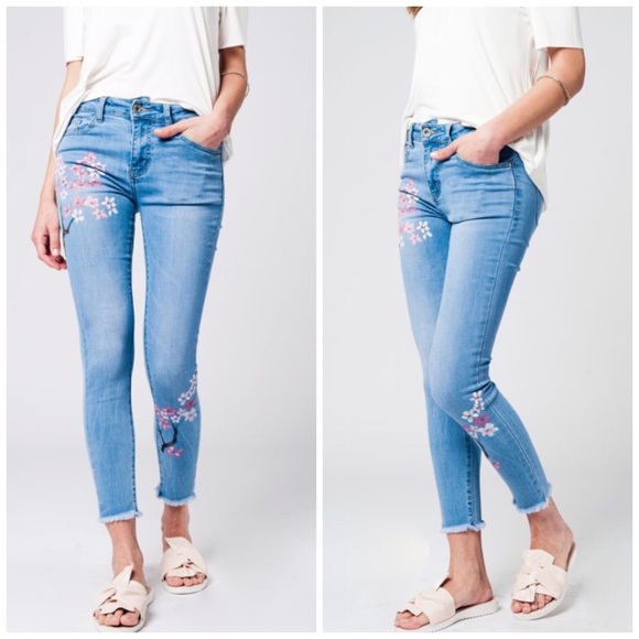 🌸🆕 Painted Frayed Skinny Jeans - Picture 2 of 5