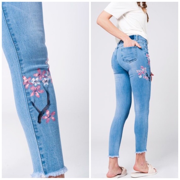 🌸🆕 Painted Frayed Skinny Jeans - Picture 4 of 5