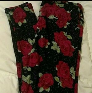 Lularoe TC New Red Disney Roses, black Leggings