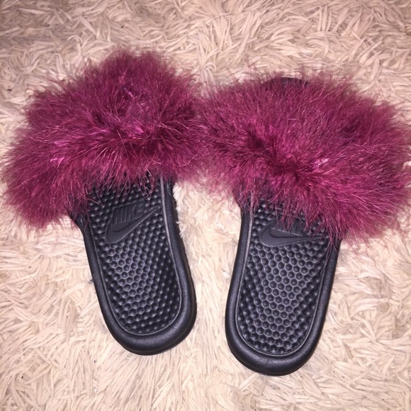 Comfy Nike Fluffy Slides - Picture 1 of 2