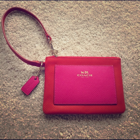 Coach Handbags - NWOT Coach Wristlet🌸