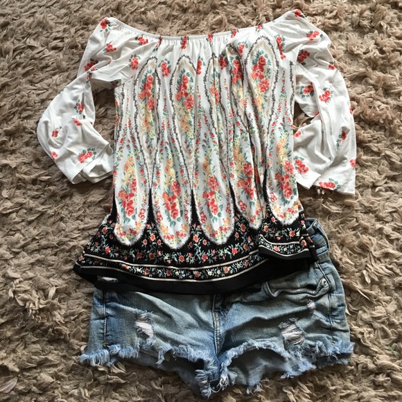 ❤️5/$13 ❗️ONE LEFT❗️🎉🎊HP 8/8 off shoulder top - Picture 3 of 7