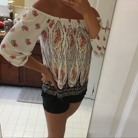 ❤️5/$13 ❗️ONE LEFT❗️🎉🎊HP 8/8 off shoulder top - Picture 5 of 7